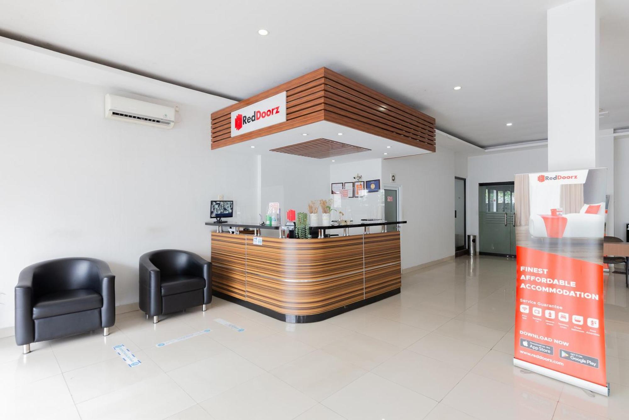 Reddoorz Plus Near Living Plaza Jababeka Hotel Cikarang Exterior photo