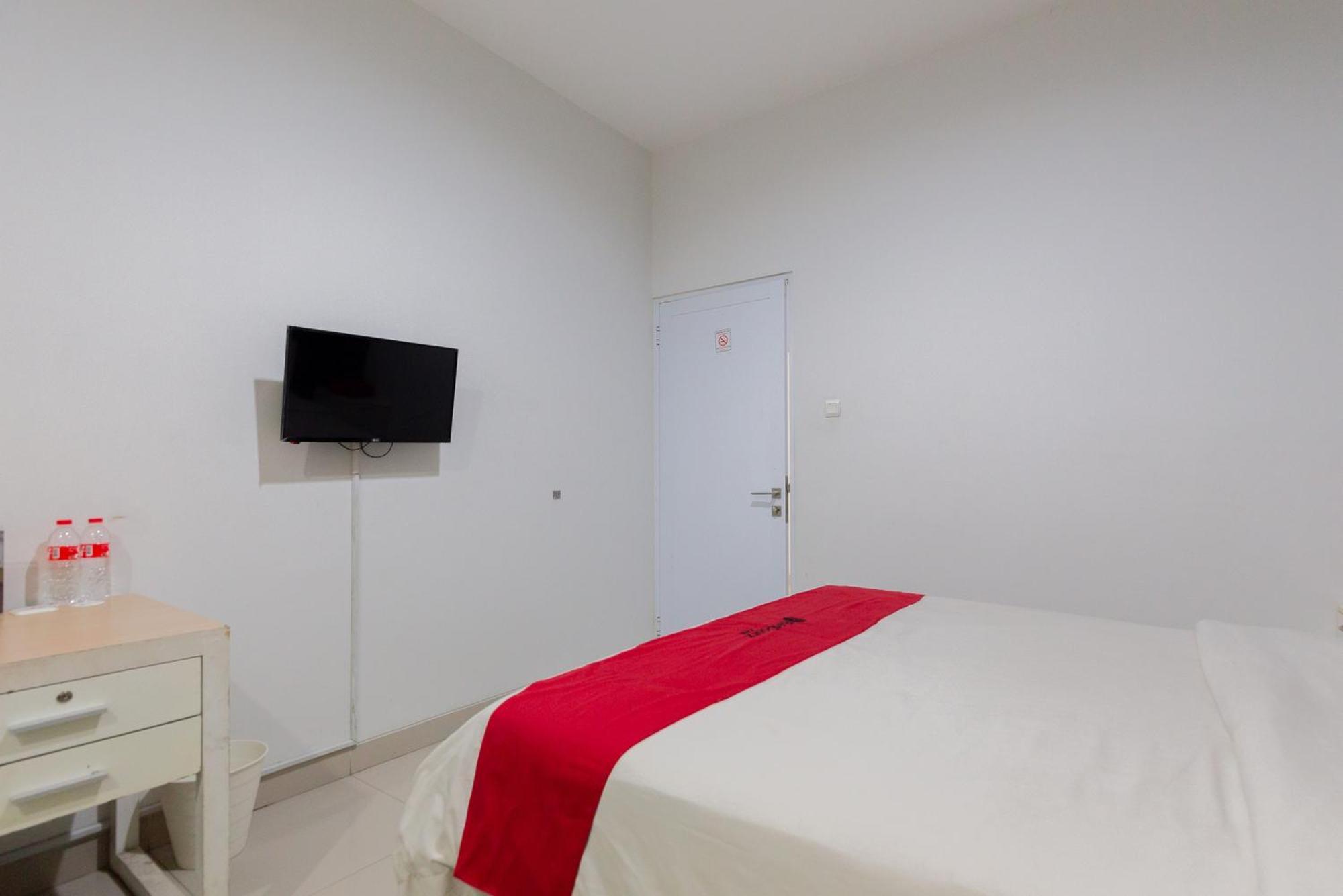 Reddoorz Plus Near Living Plaza Jababeka Hotel Cikarang Exterior photo