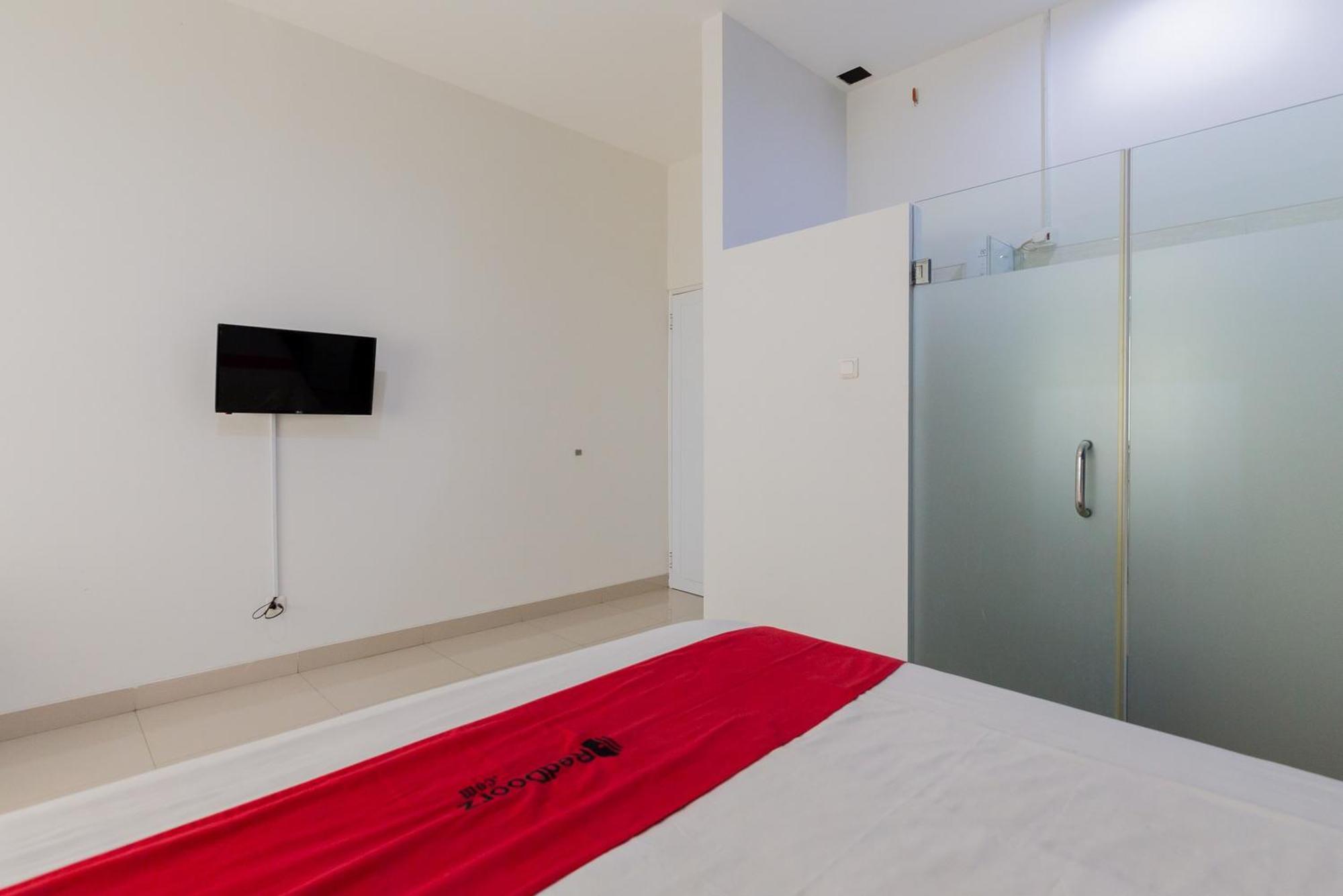 Reddoorz Plus Near Living Plaza Jababeka Hotel Cikarang Exterior photo