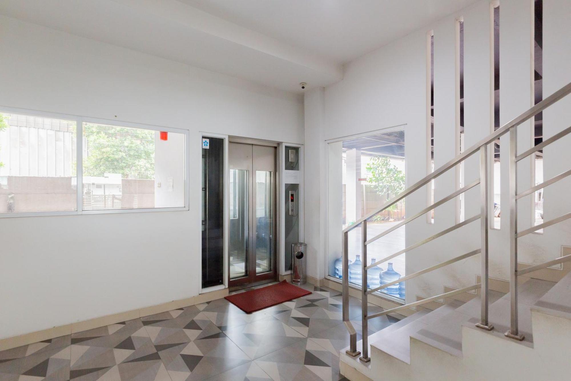 Reddoorz Plus Near Living Plaza Jababeka Hotel Cikarang Exterior photo