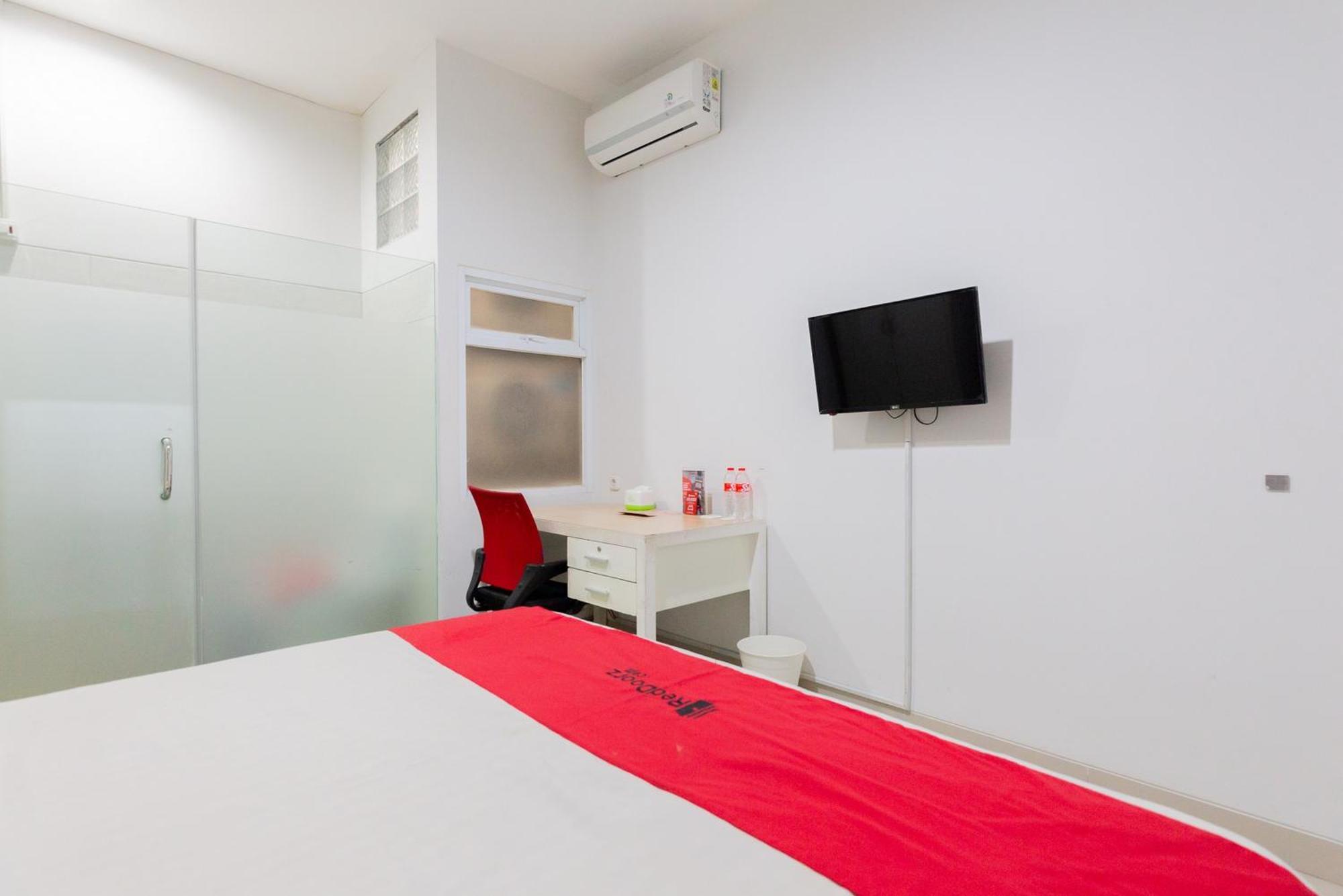 Reddoorz Plus Near Living Plaza Jababeka Hotel Cikarang Exterior photo