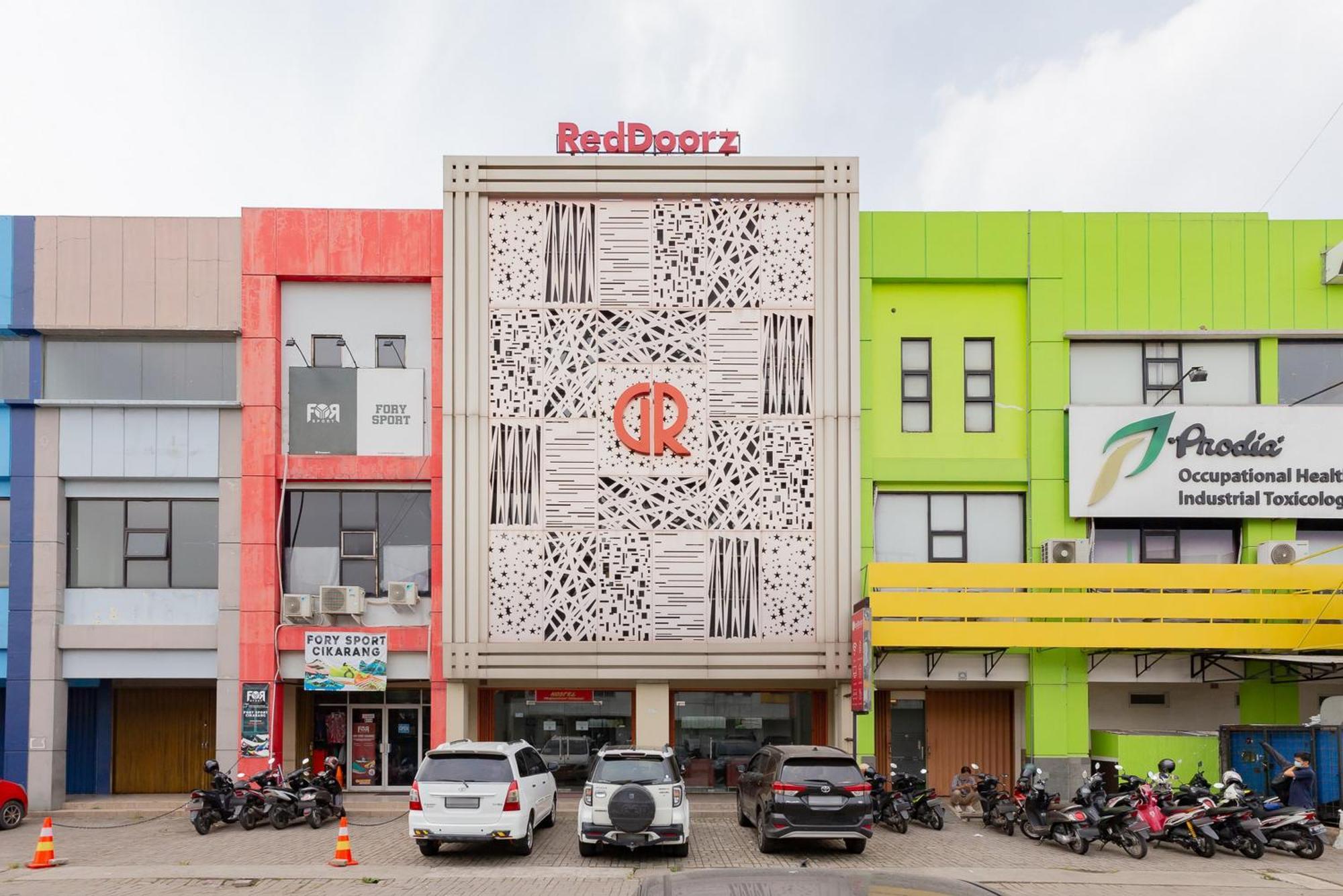 Reddoorz Plus Near Living Plaza Jababeka Hotel Cikarang Exterior photo