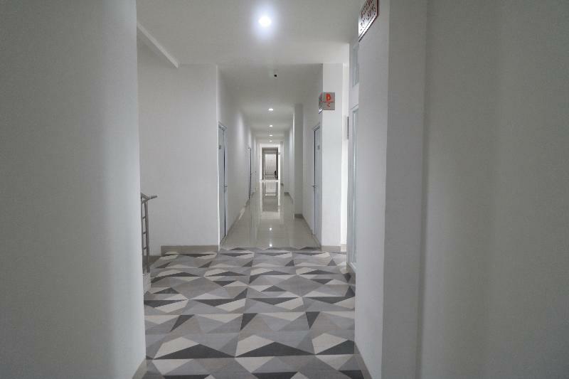 Reddoorz Plus Near Living Plaza Jababeka Hotel Cikarang Exterior photo